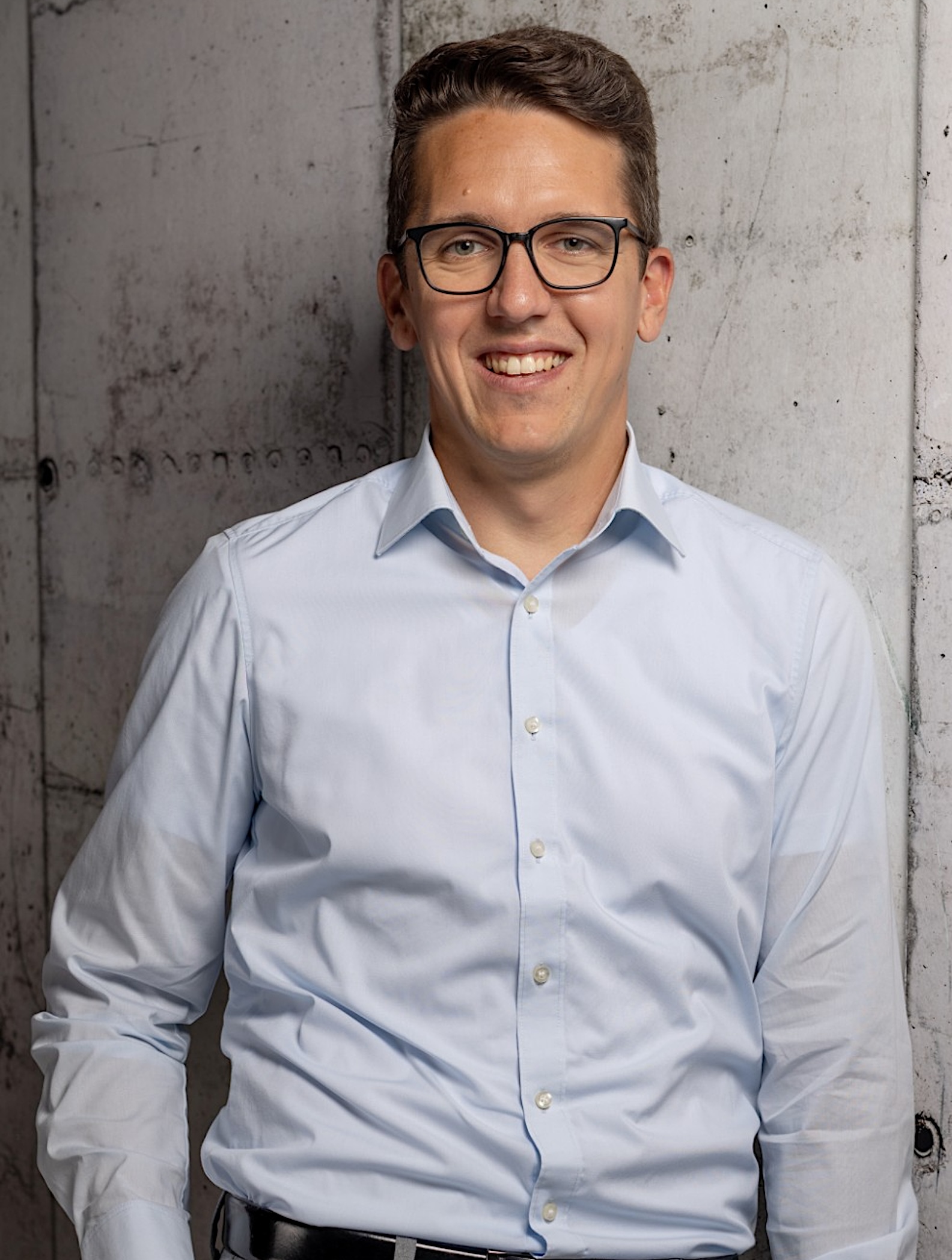 Nico Weber mit Brille, hellblauem Hemd und dunklem Gürtel