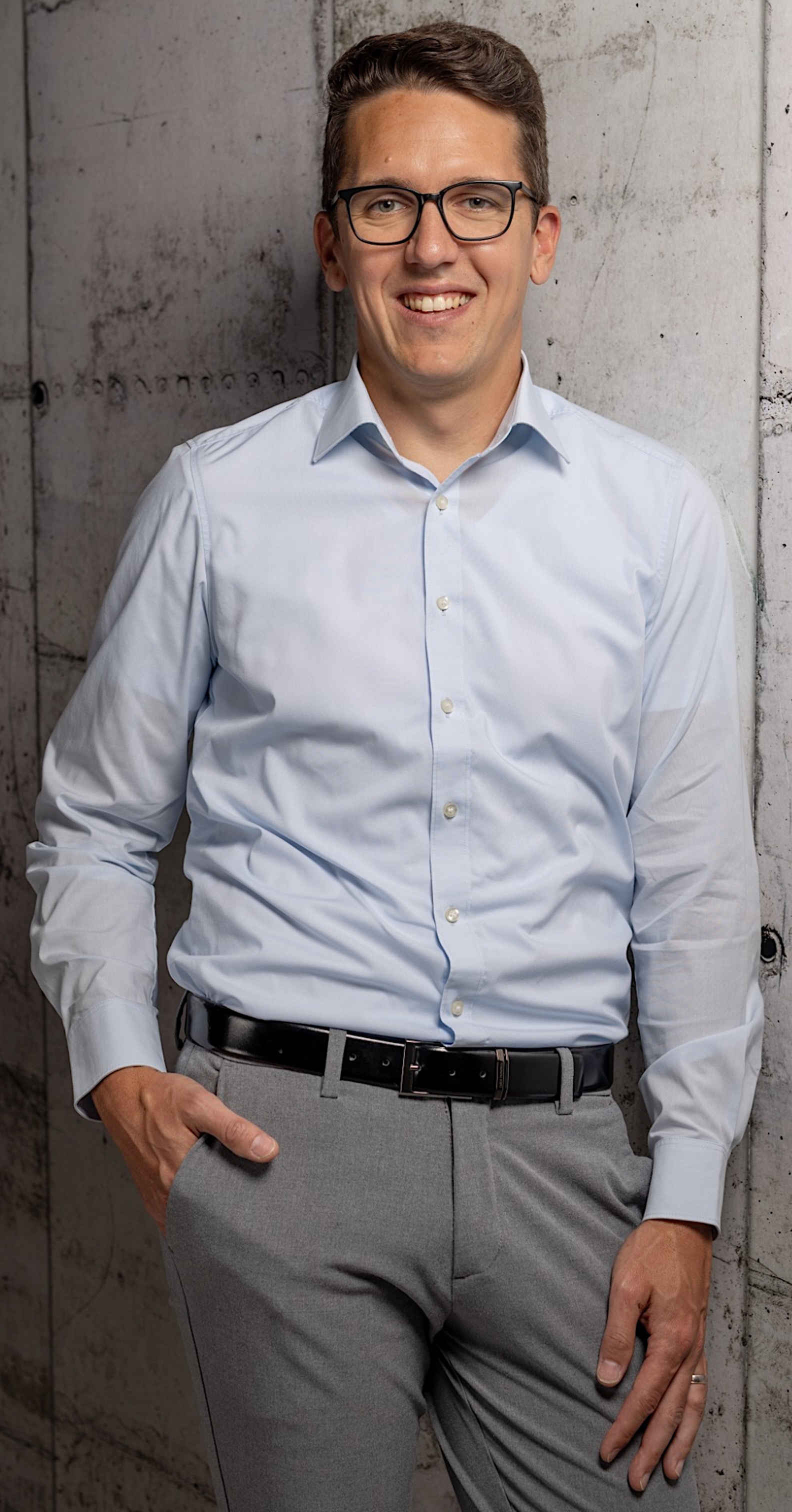 Nico Weber mit Brille, hellblauem Hemd und dunklem Gürtel